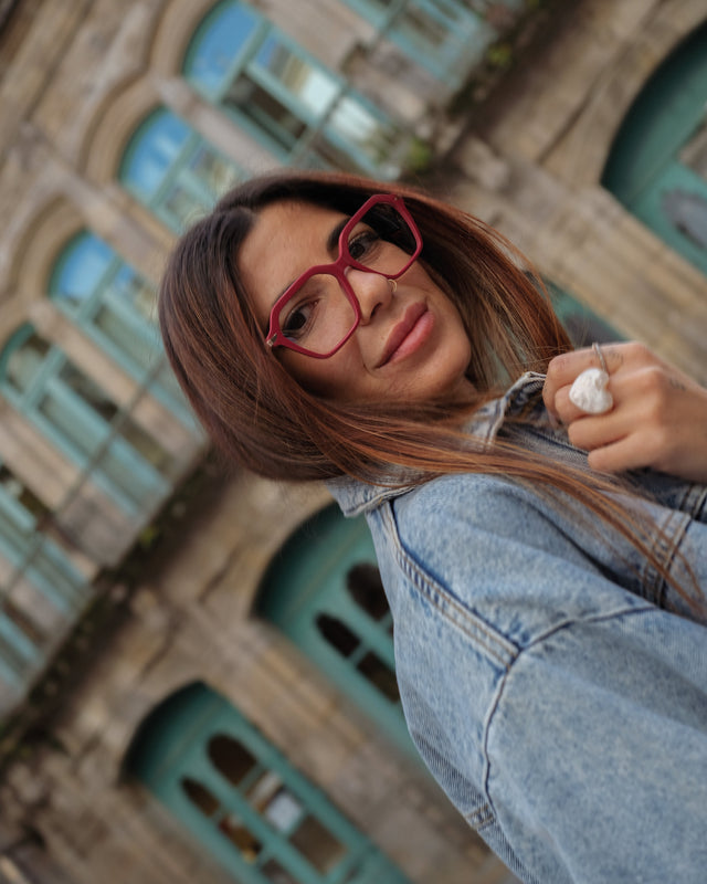 Gafas de lujo accesible de edición limitada de Julia Backer, diseño exclusivo en moda sostenible para el bienestar femenino