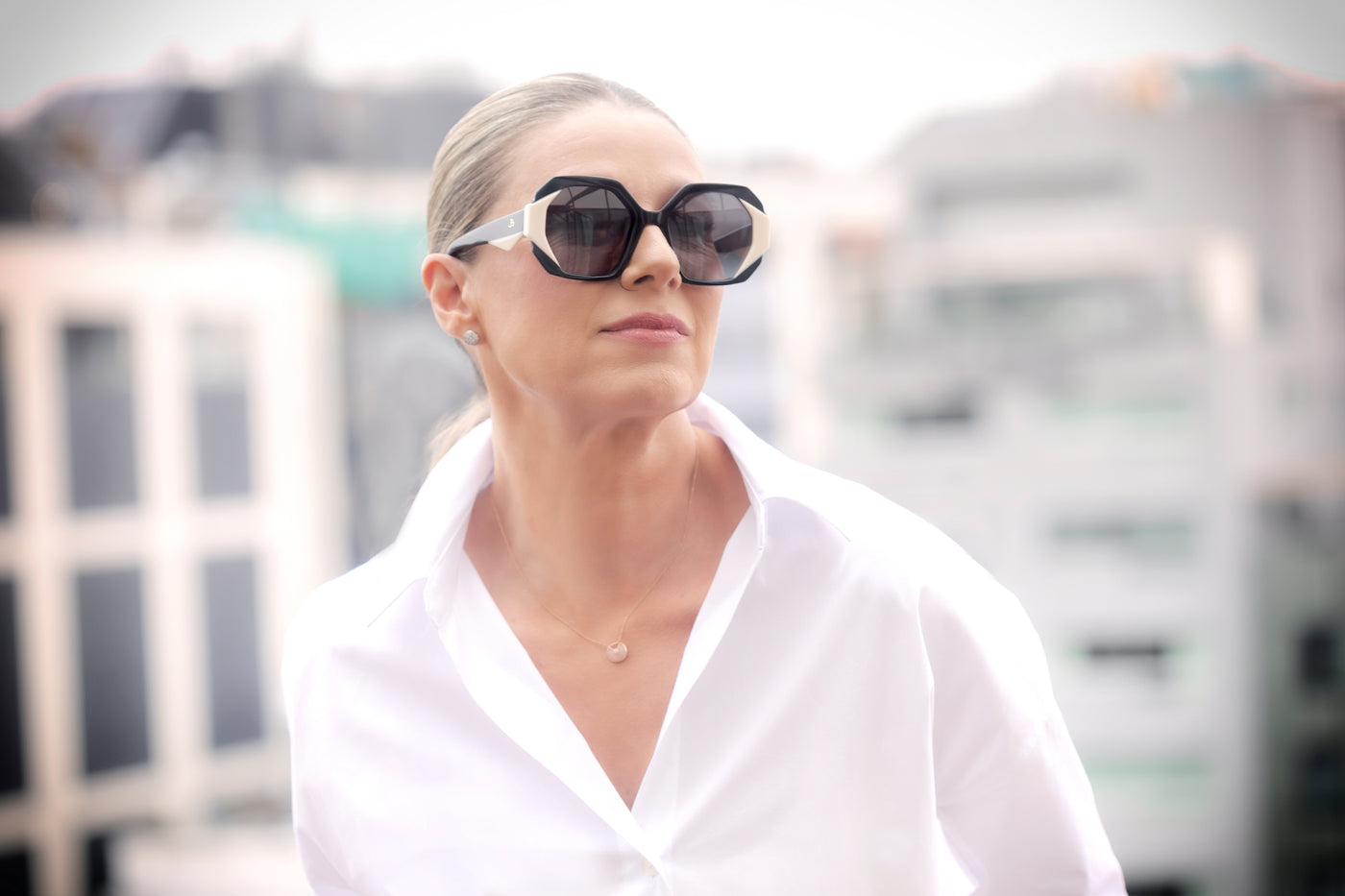 Categoria Anne Igartiburu con gafas de sol Julia Backer