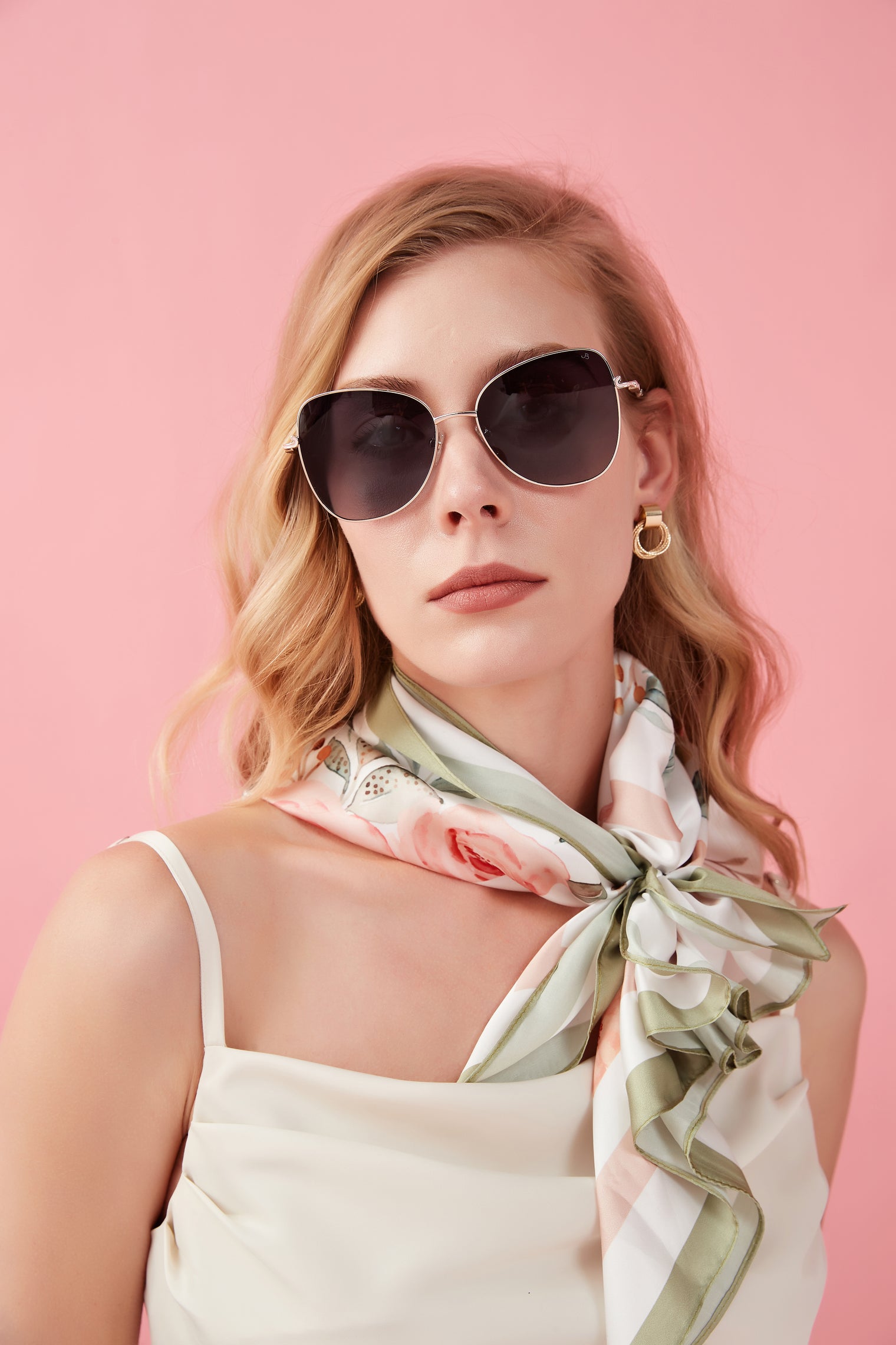 Modelo luciendo gafas de sol mariposa Julia Backer estilo sofisticado, referencia JBS55401_3