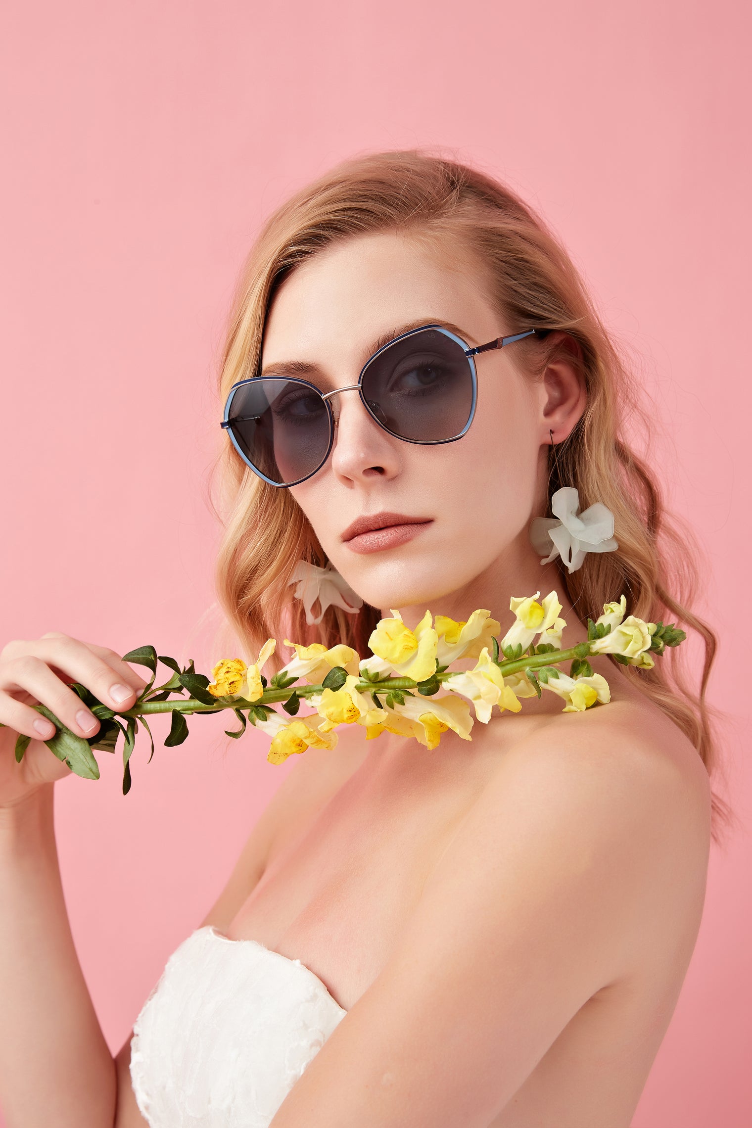 Mujer con gafas de sol mariposa azules de Julia Backer, diseño minimalista, JBS55803_3