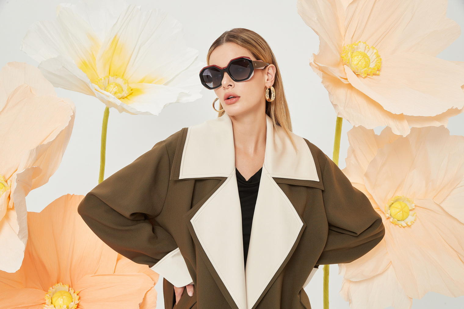 Gafas de sol Julia Backer con montura negra y forma geométrica, lucidas por modelo femenina, referencia JBS55901