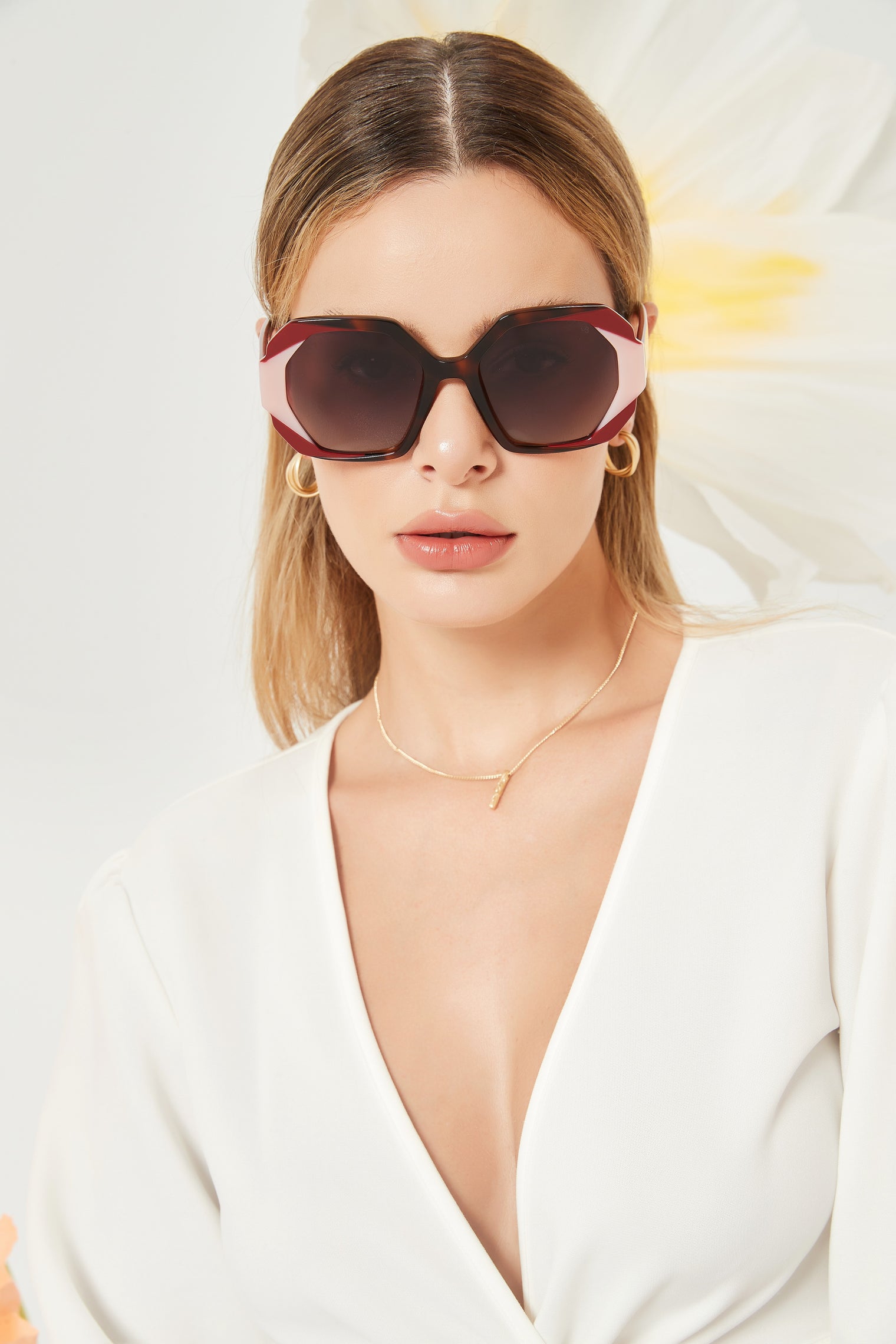 Gafas de sol geométrica color habana roja en modelo femenina, colección Ethereal de Julia Backer, código JBS56102