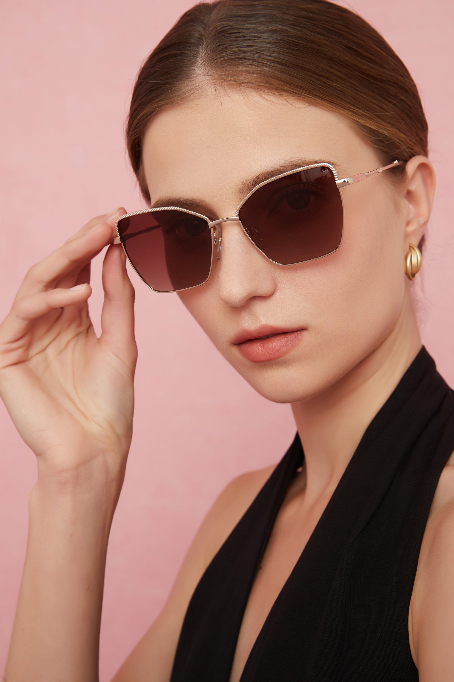 Modelo con gafas de sol mariposa dorada de Julia Backer, diseño atemporal y elegante, JBS57102_3