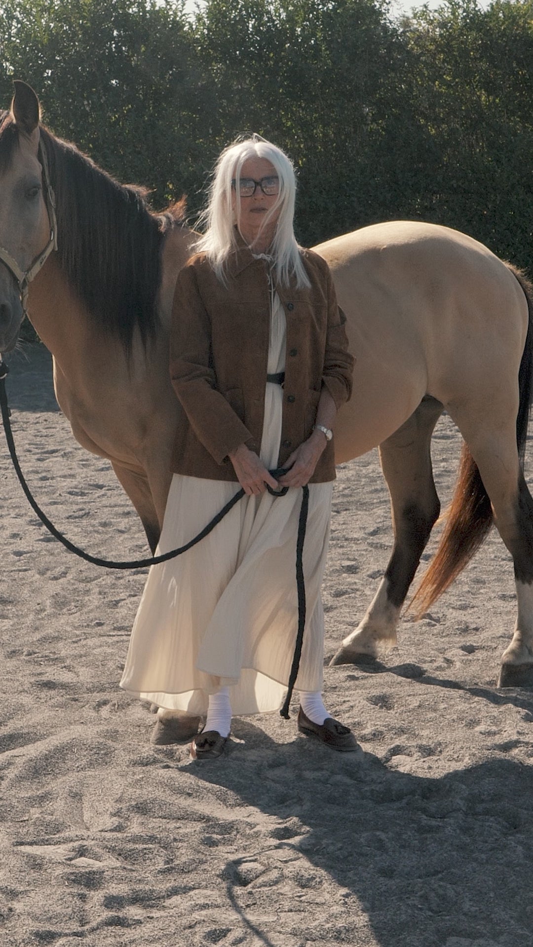 Campaña de la colección Atlántica AW25 de Julia Backer, gafas de estilo western y naturaleza