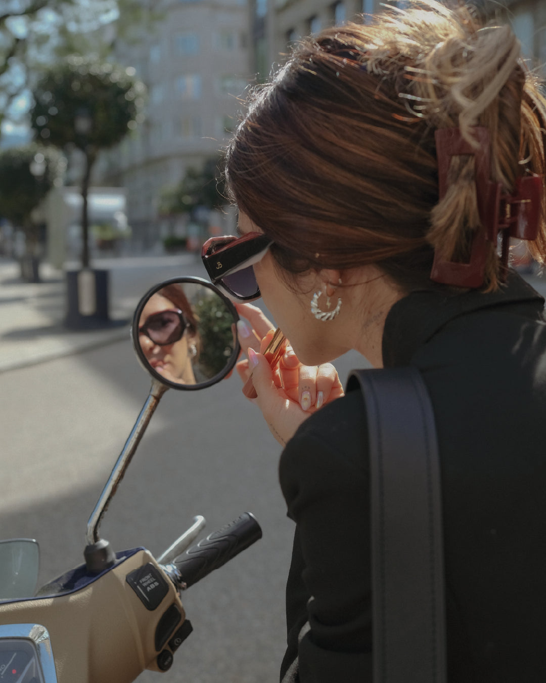 Adriana Antelo con gafas de sol de lentes tintadas de la colección Atlántica AW25 de Julia Backer, inspiración western