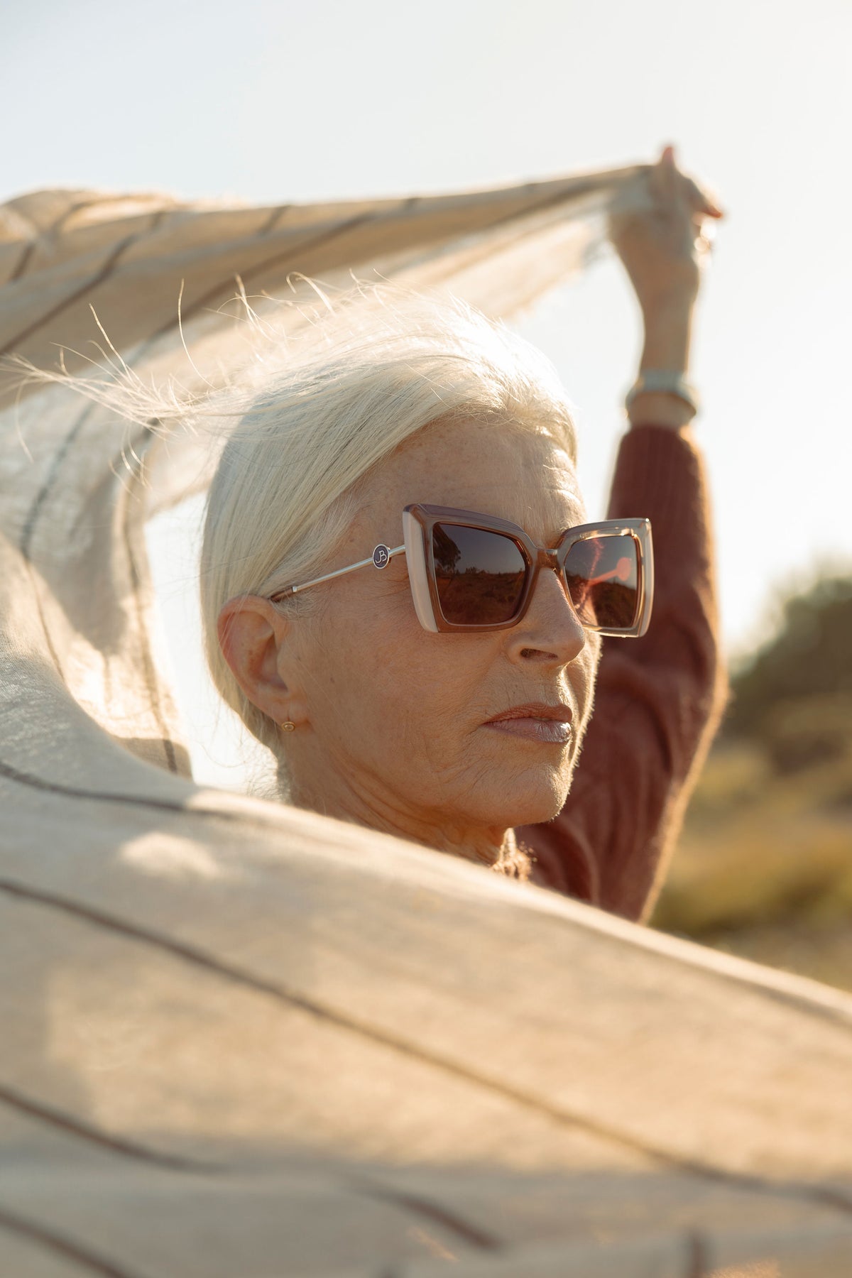 gafas de sol con acabado lacado estilo cowboy, colección Atlántica AW25 de Julia Backer