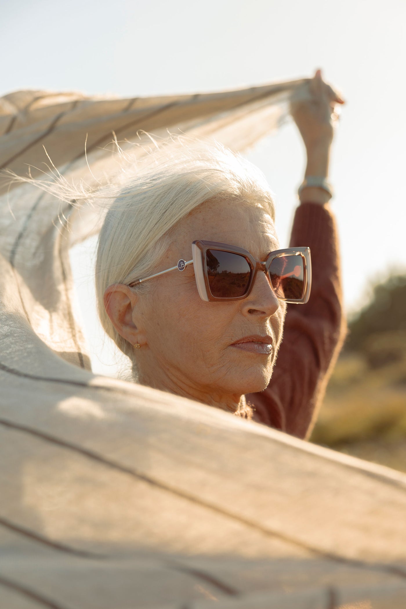 gafas de sol con acabado lacado estilo cowboy, colección Atlántica AW25 de Julia Backer