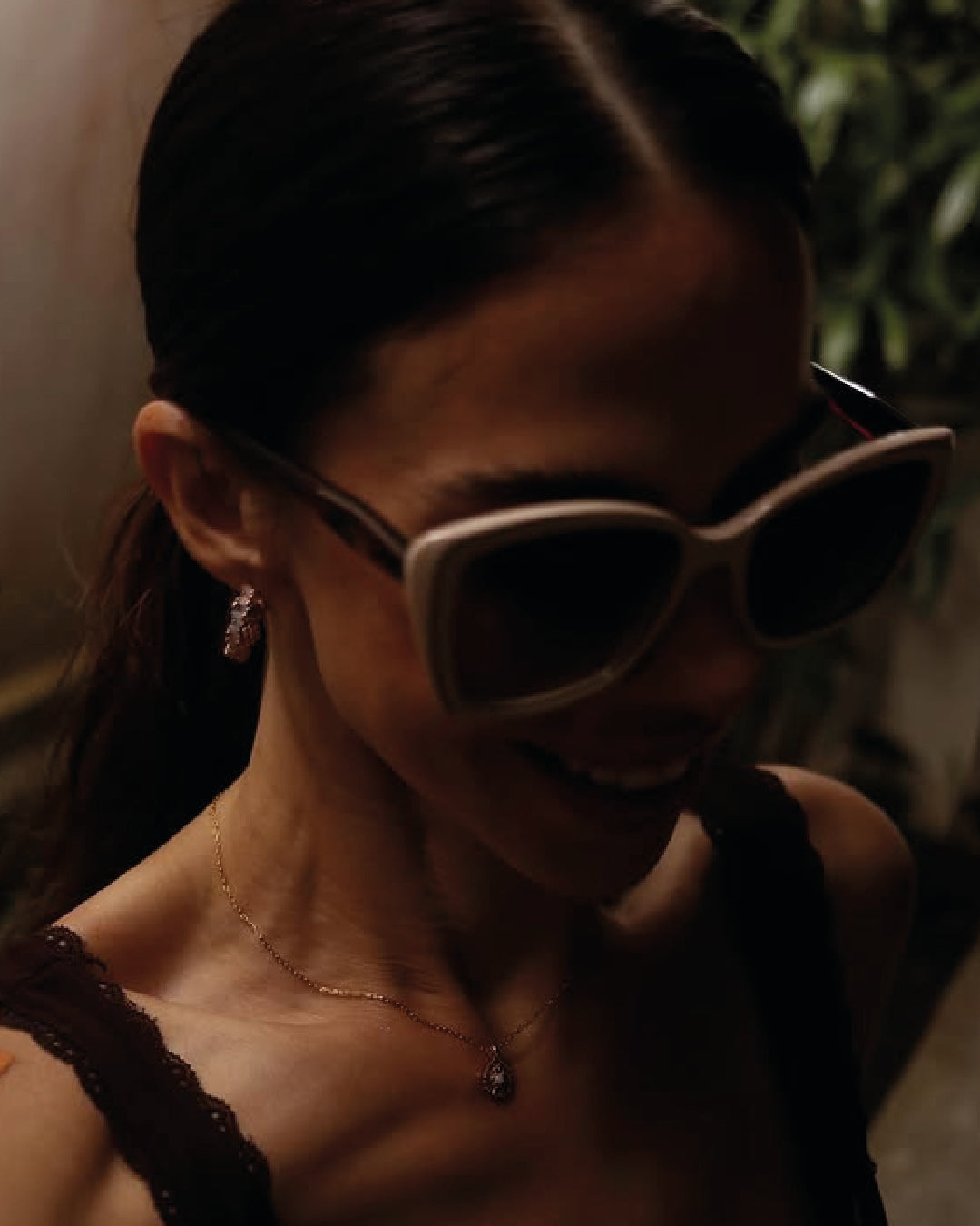 Judith Fronton lleva montura de gafas de sol con acabado lacado cowboy de la colección Atlántica AW25 de Julia Backer
